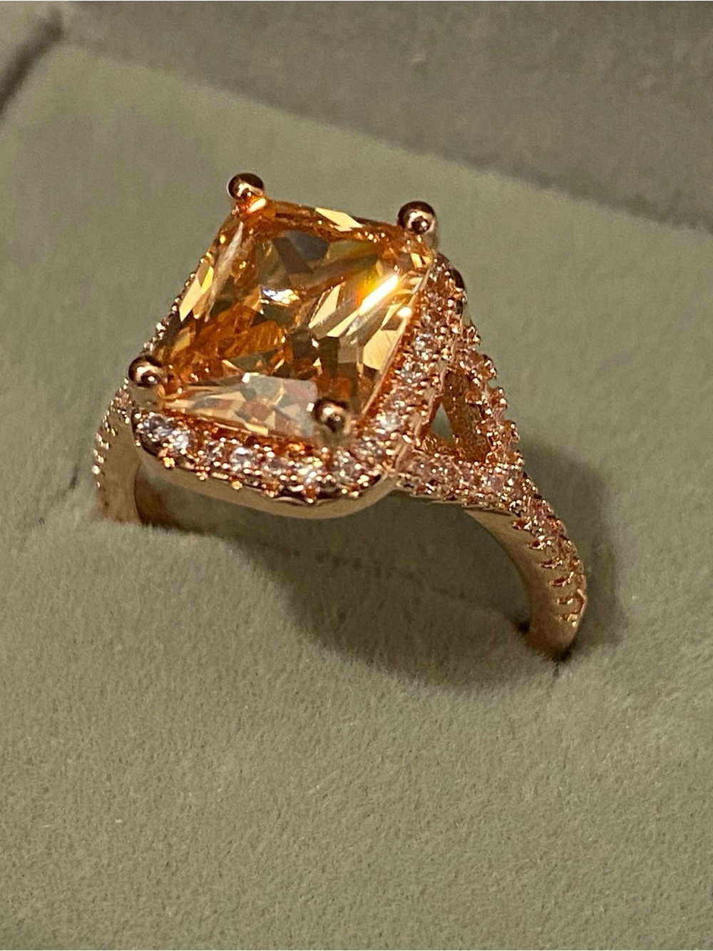 💯 NEW Simulated Rose Gold Ring size 6